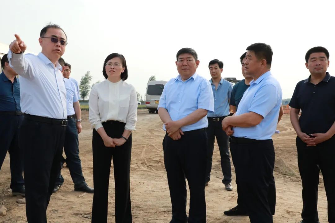 市委常委、副市長(zhǎng)、交通運(yùn)輸重點(diǎn)項(xiàng)目指揮部指揮長(zhǎng)樊廷雷到臨武高速現(xiàn)場(chǎng)調(diào)度工程建設(shè)工作